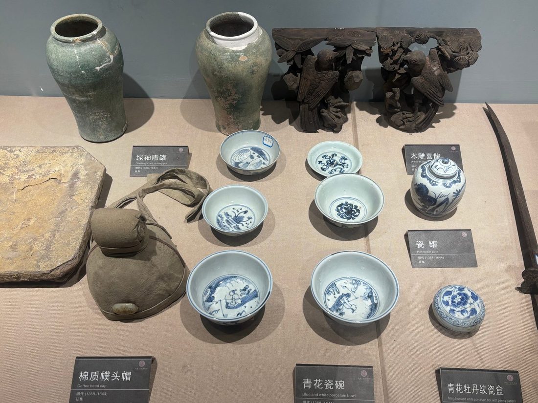 明代青花瓷碗、瓷盒、绿釉陶罐与木雕陈列